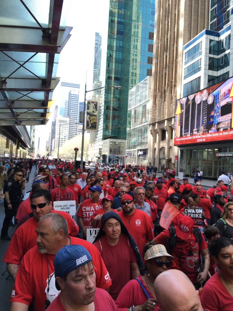 Miles de manifestantes se dieron cita en la calle 42 de Manhattan en el secto día de huelga de Verizon./ A. B. N.