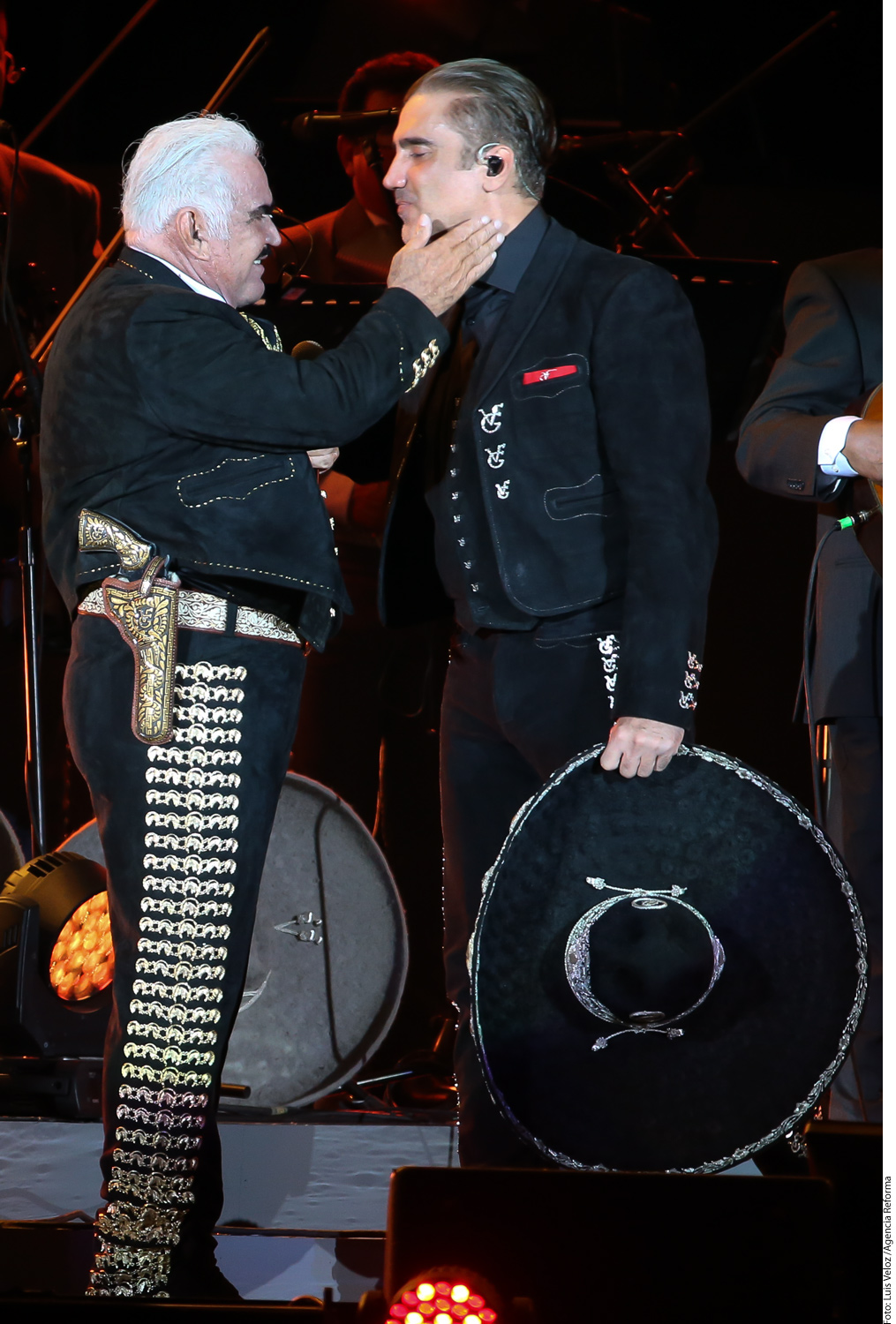 Alejandro Fernández (der.) se unió al concierto de despedida de su padre.