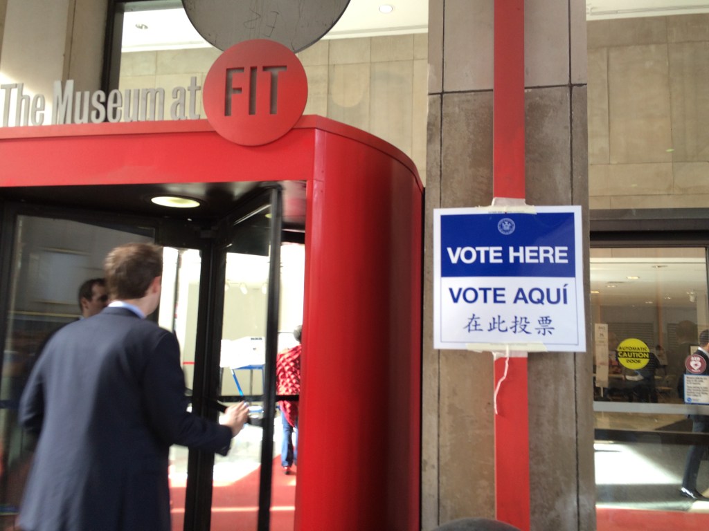 Entrada al centro de votación situado en el Fashion Institute of Technology.