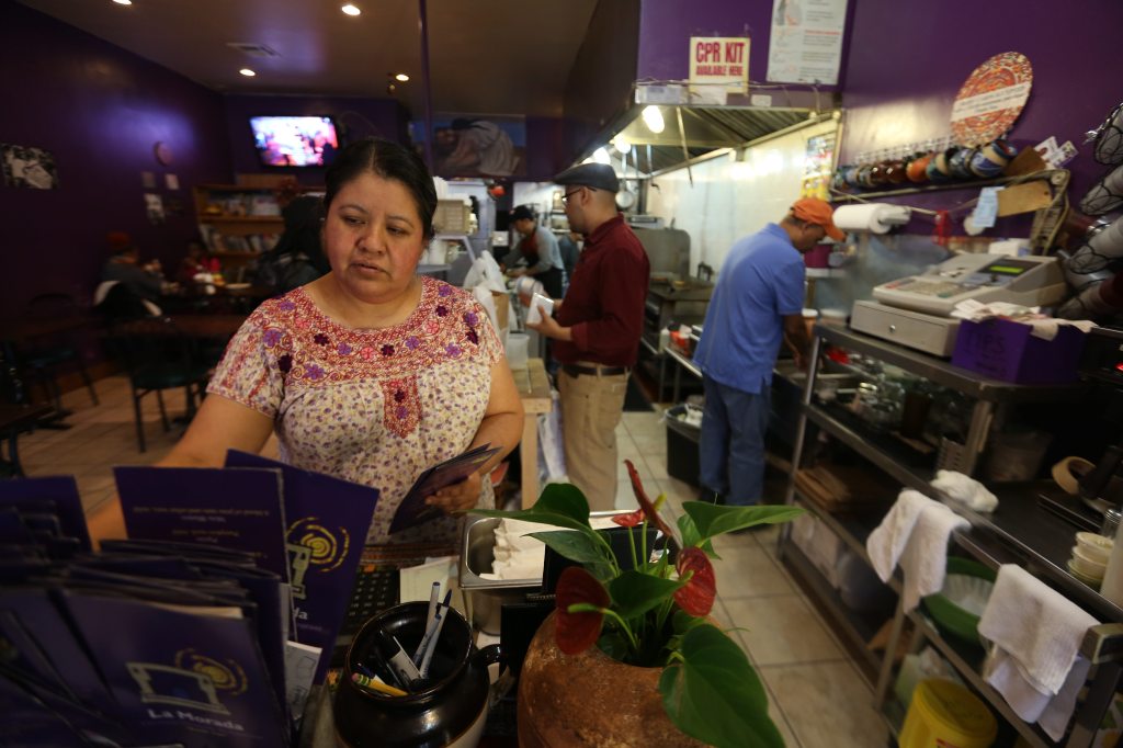 Natalia Mendez junto a su esposo, Antonio Saavedra y su hijo, Marco (con gorra y camisa roja)son los dueños del restaurante "La Morada" ./ Mariela Lombard