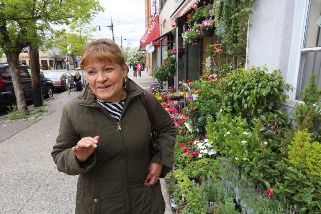 Gloria Cubano de Ecuador. Nuestros Barrios - Ditmars Blvd. in Queens. Photo Credito Mariela Lombard/El Diario NY.