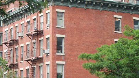 Ventanas con y sin seguridad para los evitar que nos menores se caigan.
Photo Credito Mariela Lombard/El Diario NY.