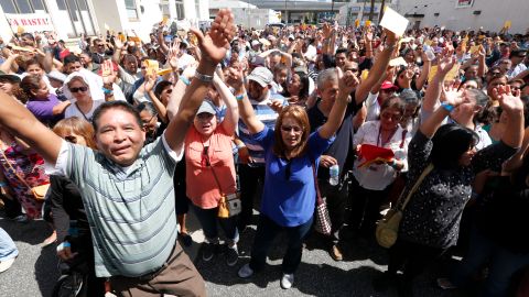 Cientos de empleados de limpieza celebran nuevo contrato. (Foto Aurelia Ventura/ La Opinion)