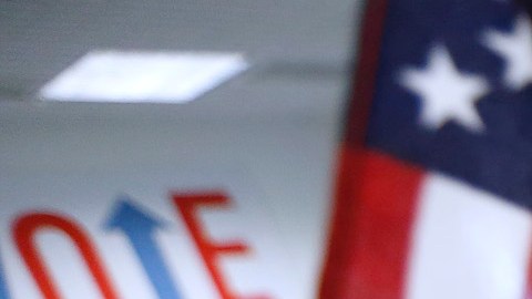 La operadora bilingüe Irene Moreno atiende llamadas de ciudadanía en el Centro de llamadas de NALEO donde asisten en el proceso de naturalización. La campaña “¡Protégete!… ¡Ciudadanía Ya!”, anima a residentes legales en Los Ángeles a que soliciten la ciudadanía.