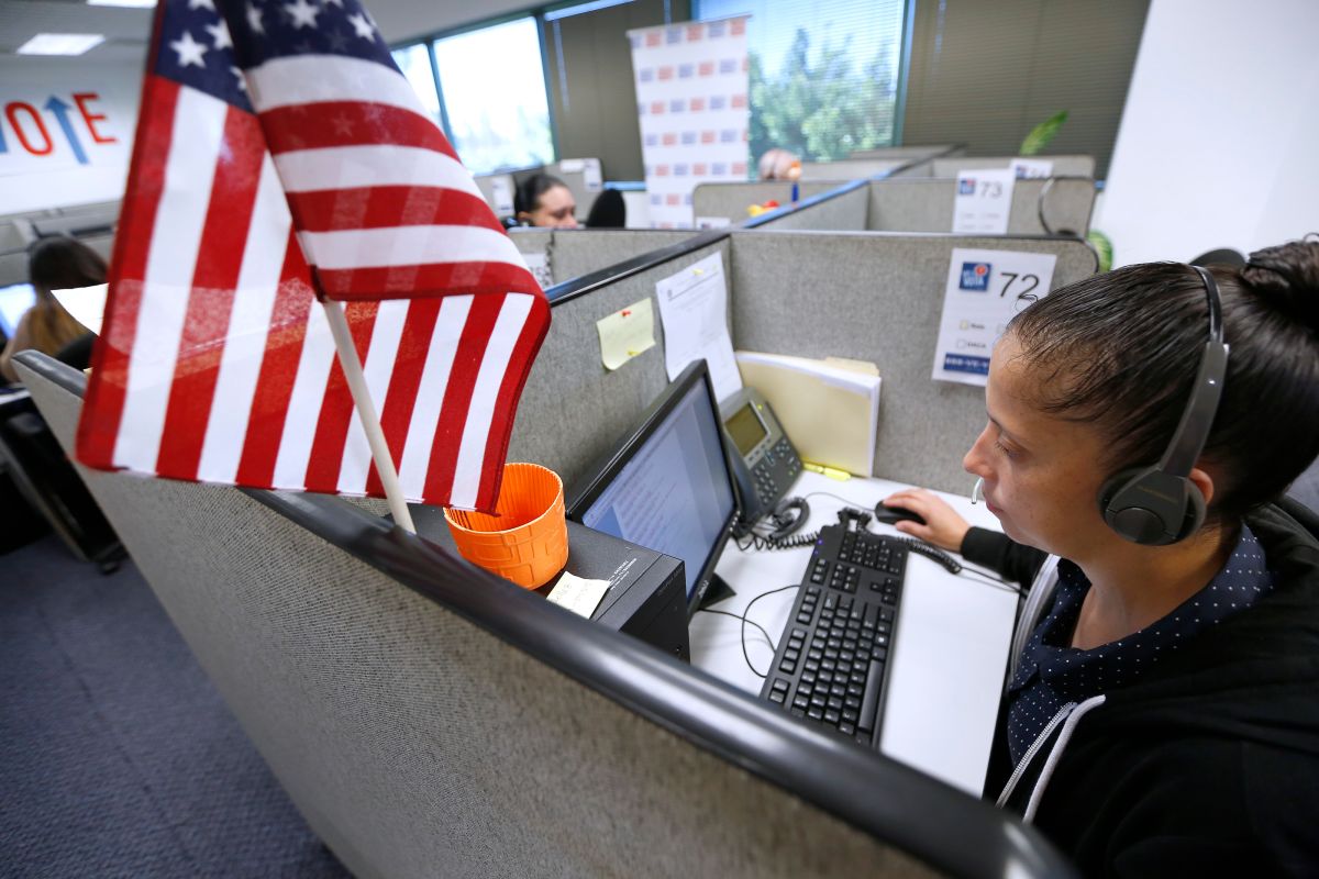 La operadora bilingüe Irene Moreno atiende llamadas de ciudadanía en el Centro de llamadas de NALEO donde asisten en el proceso de naturalización. La campaña “¡Protégete!… ¡Ciudadanía Ya!”, anima a residentes legales en Los Ángeles a que soliciten la ciudadanía.