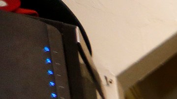 Francisco Jacintos se queja de cobros injustos, plagas, goteras y otras desatenciones de los dueños de micro-apartamentos en Pico-Union. (Foto Aurelia Ventura/ La Opinion)