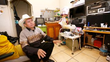 Francisco Jacintos se queja de cobros injustos, plagas, goteras y otras desatenciones de los dueños de micro-apartamentos en Pico-Union. (Foto Aurelia Ventura/ La Opinion)