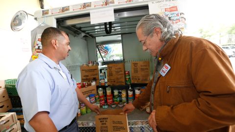 El actor Actor Edward James Olmos, junto con miembros de la Asociación de Carteros durante el anuncio de la campaña "Stamp Out Hunger" en MEND. (Aurelia Ventura/La Opinion)
