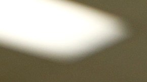 Timothy Watkins de la organización Better Watts Initiative botellas con agua turbia que han recolectado en los últimos meses. The Better Watts Initiative quiere que se haga un análisis independiente de la calidad del agua. (Aurelia Ventura/La Opinion)