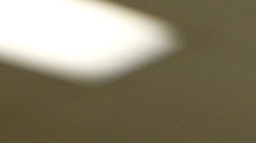 Timothy Watkins de la organización Better Watts Initiative botellas con agua turbia que han recolectado en los últimos meses. The Better Watts Initiative quiere que se haga un análisis independiente de la calidad del agua. (Aurelia Ventura/La Opinion)