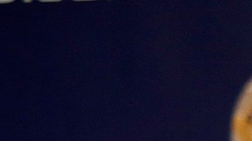 El alcalde Eric Garcetti al lado de Charlie Beck, jefe del LAPD, en rueda de prensa acerca de un programa para sacar de circulación a armas de fuego.