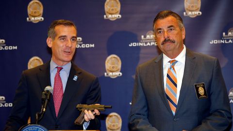 El alcalde Eric Garcetti al lado de Charlie Beck, jefe del LAPD, en rueda de prensa acerca de un programa para sacar de circulación a armas de fuego.