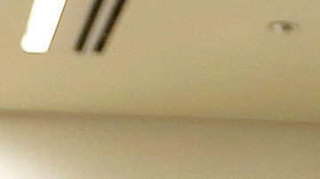 El alcalde Eric Garcetti inspecciona algunas de las armas entregadas. (Aurelia Ventura/La Opinion)