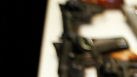 Rifles de as alto, escopetas, metralletas y pistolas fueron entregadas. (Aurelia Ventura/La Opinion)