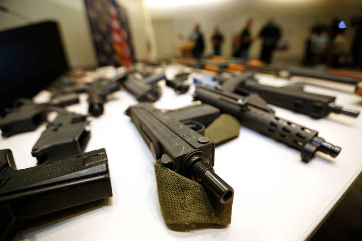 En el 2013, el gobernador Jerry Brown rechazó una ley que intentaba prohibir el uso de botones automáticos de disparos, calificándola como muy extrema.
