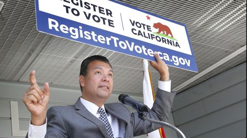 El secretario de Estado, Alex Padilla, animó a los jóvenes para que se registren a votar antes de la fecha límite del 23 de mayo. (Aurelia Ventura/ La Opinion)