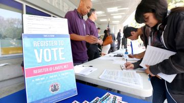 Estudiantes de Los Angeles Trade-Tech College se registran para votar. ( Aurelia Ventura/ La Opinion)