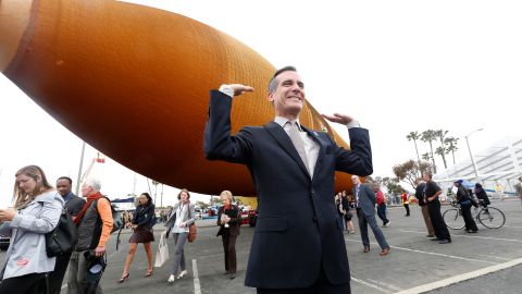 El alcalde de Los Ángeles Eric Garcetti posa junto al tanque de combustible.(Aurelia Ventura/ La Opinion)