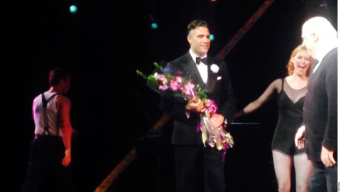 En su primer número, "All I Care About", Camil fue aplaudido e incluso se escucharon gritos de fans.