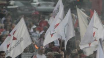 Hispanos lanzan campaña desde EEUU a favor de presos políticos en México. 
Aquí en esta foto, familiares y simpatizantes de los 43 normalistas desaparecidos de Ayotzinapa Guerrero marchan en Ciudad de México tras cumplirse 19 meses de su desaparición.