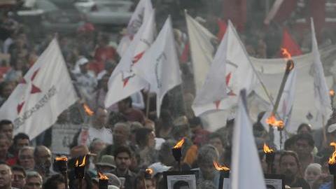 Hispanos lanzan campaña desde EEUU a favor de presos políticos en México. 
Aquí en esta foto, familiares y simpatizantes de los 43 normalistas desaparecidos de Ayotzinapa Guerrero marchan en Ciudad de México tras cumplirse 19 meses de su desaparición.