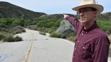 James Snead señala el lugar donde fue construida la represa San Francisco en la quebrada San Francisquito al norte de Santa Clarita, California.