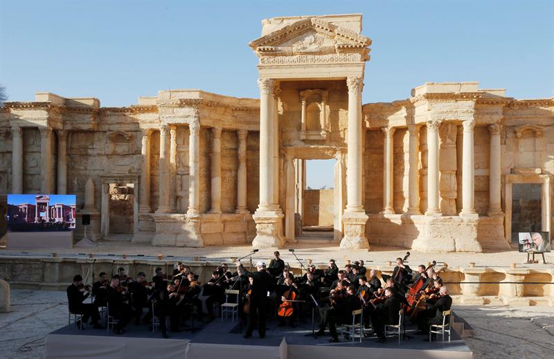 La Orquesta del Teatro Mariinsky de Rusia dirigida por Valery Gergiev durante un concierto en el anfiteatro de Palmira (Siria) este jueves. La antigua ciudad siria de Palmira fue recientemente recuperada por las fuerzas del gobierno sirio de militantes ISIS. EFE 