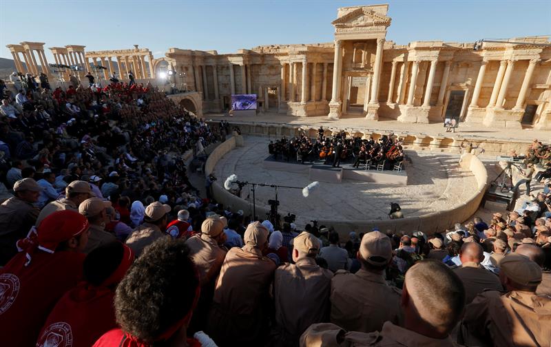 La Orquesta del Teatro Mariinsky de Rusia dirigida por Valery Gergiev se presenta este jueves, durante un concierto en el anfiteatro de Palmira (Siria). La antigua ciudad siria de Palmira fue recientemente recuperada por las fuerzas del gobierno sirio de militantes ISIS. EFE