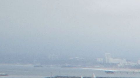 Vista aérea de representaciones artísticas realizadas por niños de varias escuelas de Los Ángeles, después de la limpieza de Playa del Rey.