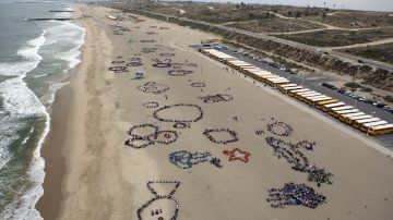 Vista aérea de representaciones artísticas realizadas por niños de varias escuelas de Los Ángeles, después de la limpieza de Playa del Rey.