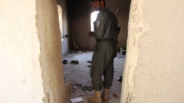 Un soldado ingresa en un recinto que los paramilitares talibanes defendían en la frontera con Pakistán.