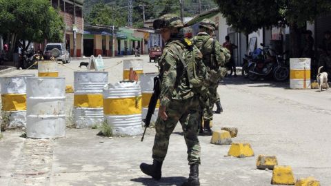 Fotografía cedida por el periódico colombiano La Opinión de soldados del ejército de Colombia patrullando en la localidad El Tarra (Colombia), desde donde la periodista española Salud Hernández escribió varios tuits antes de desaparecer.