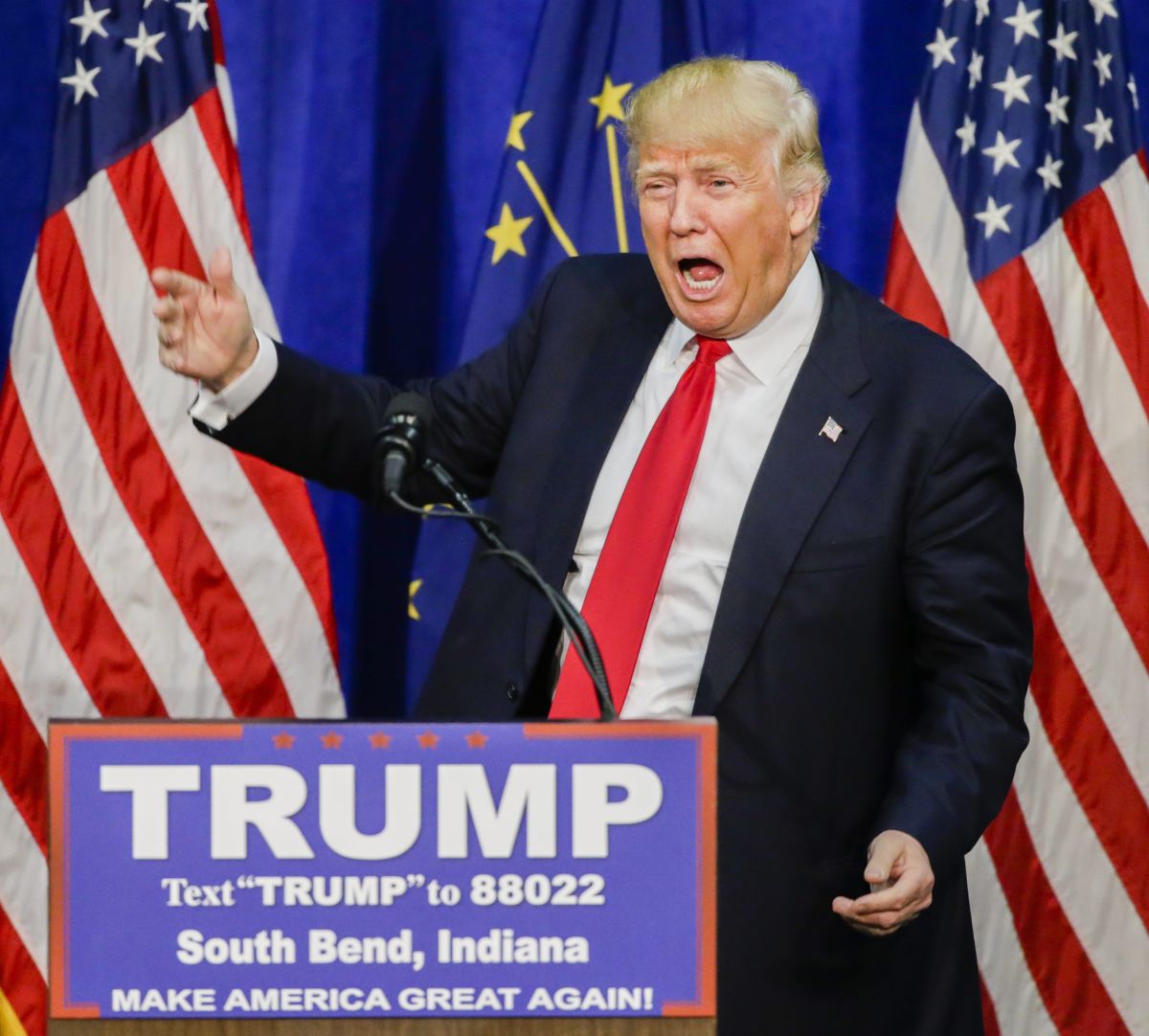 El precandidato presidencial republicano Donald Trump habla en un acto de campaña.