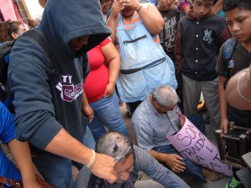 Directores y supervisores de escuelas de educación básica de Chiapas son rapados por no apoyar el paro de labores de los educadores.