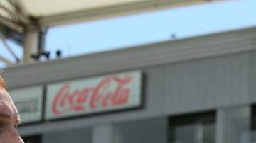 Robbie Keane y Gio festejan en la goleada sobr eel Revolution.