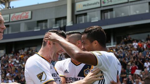 Robbie Keane y Gio festejan en la goleada sobr eel Revolution.
