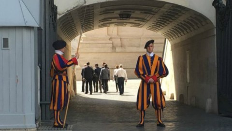 El reportero de la BBC fue recibido por estos guardias en el Vaticano.