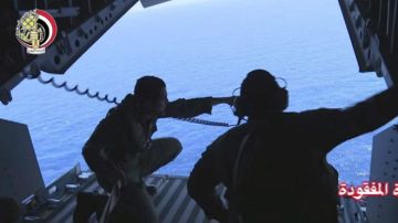 Aviones y buques de varios países se sumaron a los esfuerzos de búsqueda en el Mar Mediterráneo. Foto: Ministerio de Defensa de Egipto