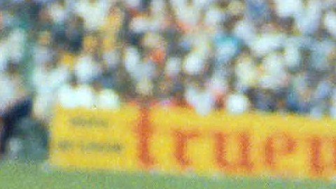 Pasión y entrega total: Roberto Gómez Junco y Daniel Brailovsky disputan una pelota en la Gran Final de 1985 en el Estadio Azteca. Los Clásicos Chivas y América florecieron en los años 80.