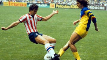 Pasión y entrega total: Roberto Gómez Junco y Daniel Brailovsky disputan una pelota en la Gran Final de 1985 en el Estadio Azteca. Los Clásicos Chivas y América florecieron en los años 80.