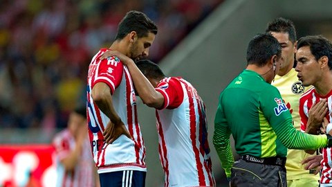 El árbitro Fernando Guerrero manchó de negro los dos Clásicos anteriores.