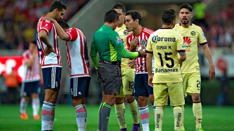 El árbitro Fernando Guerrero manchó de negro los dos Clásicos anteriores.
