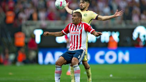 Salcido de Chivas y Peralta del América, dos de los jugadores más experimentados en el duelo.