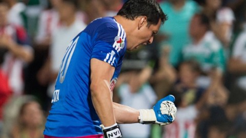 Rodolfo Cota, el portero de Chivas, no ha dejado al América abrir el marcador.