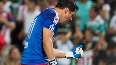 Rodolfo Cota, el portero de Chivas, no ha dejado al América abrir el marcador.