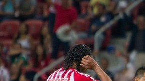 El árbitro César Ramos muestra la doble amarilla y la tarjeta roja a Sambueza.