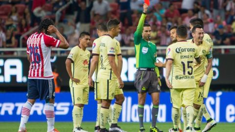 El árbitro César Ramos muestra la doble amarilla y la tarjeta roja a Sambueza.