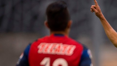 Oribe Peralta festeja el gol del triunfo del América sobre Chivas.