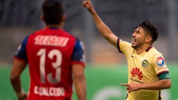 Oribe Peralta festeja el gol del triunfo del América sobre Chivas.