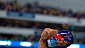 El festejo de Osvaldo Martínez con sus compañeros en el estadio Azteca.